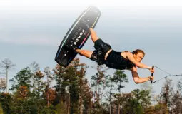Promos Wakeboard : planches, chausses et packs en déstockage